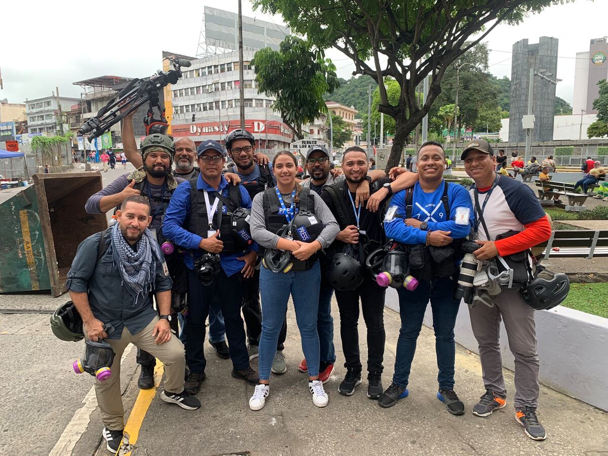 ‘Cada vez somos más mujeres formándonos para este tipo de coberturas’: Ana De Léon, una reportera cubriendo las protestas en Panamá