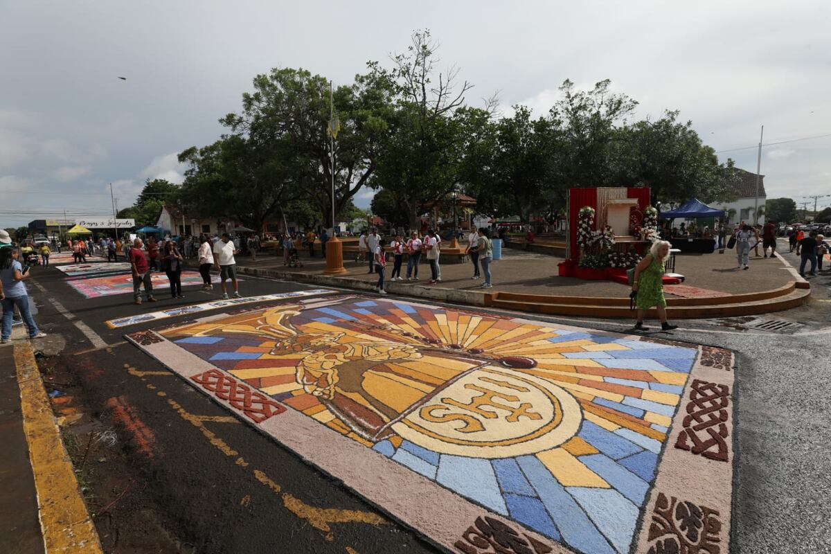 Alfombras de sal de colores listas para la Fiesta del Corpus Christi en La Villa de Los Santos