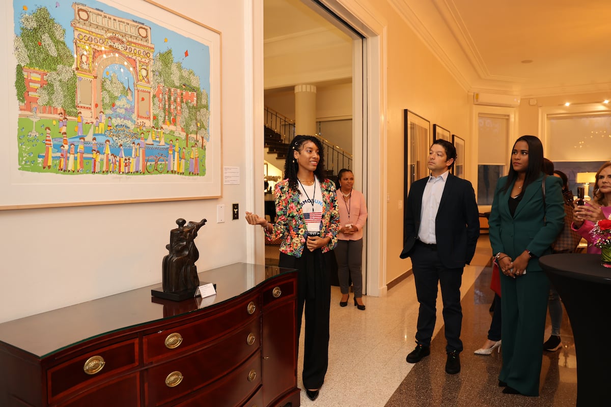 Exhibición de arte en la embajada de Estados Unidos en Panamá guiada por estudiantes panameños 