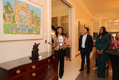 Exhibición de arte en la embajada de Estados Unidos en Panamá guiada por estudiantes panameños 