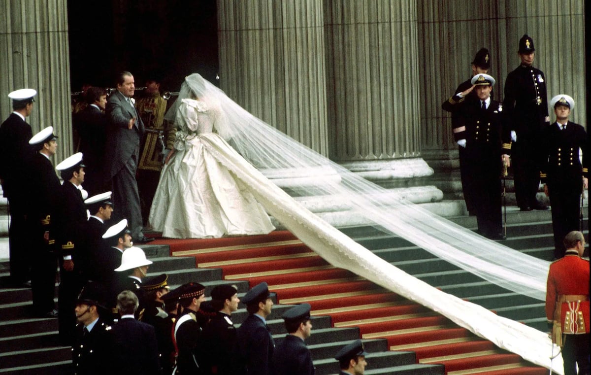 La diseñadora del vestido de novia de Lady Di prepara una versión moderna de ese traje