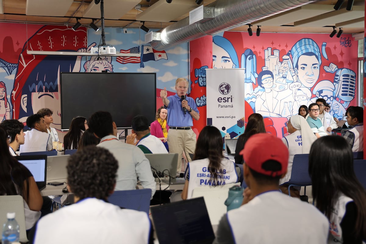 El espacio como inspiración: Bill Nelson motiva a los jóvenes panameños en su reciente visita a Panamá