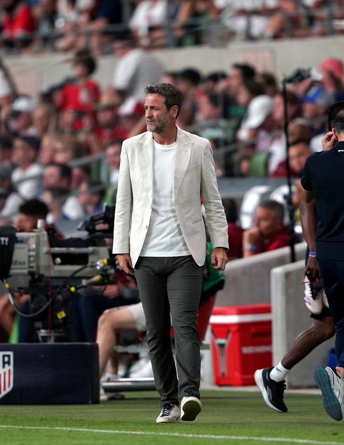 Blazer ‘nude’, pantalones ‘skinny’ y zapatillas: el ‘look’ casual de Thomas Christiansen en el partido de Panamá - USA