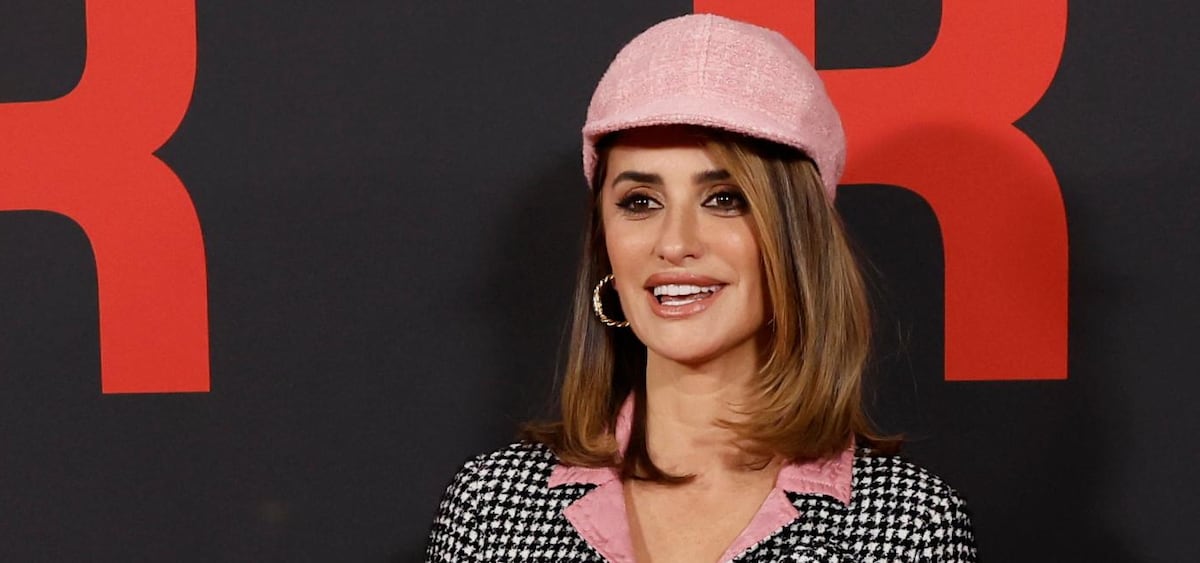 Penélope Cruz, vestida de Chanel y gorra rosa para presentar ‘Ferrari’