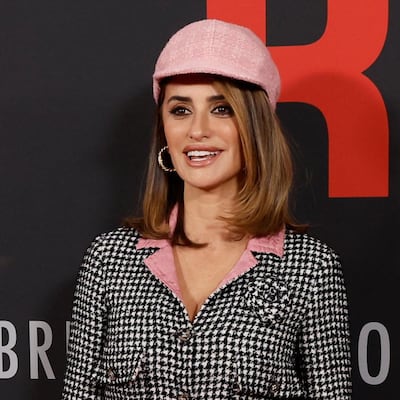 Penélope Cruz, vestida de Chanel y gorra rosa para presentar ‘Ferrari’