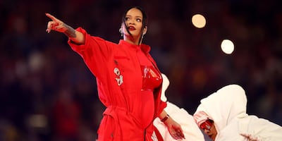 ¡Rihanna confirma su segundo embarazo durante el Super Bowl!