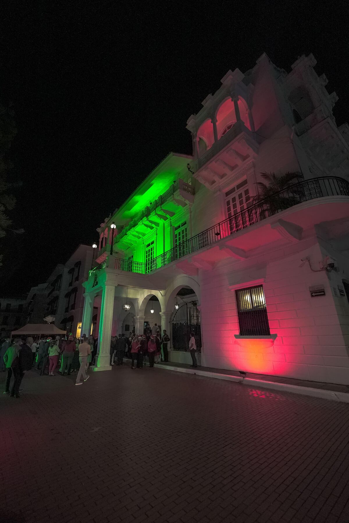 Así fue el encendido de luces navideñas en el Palacio de las Garzas 