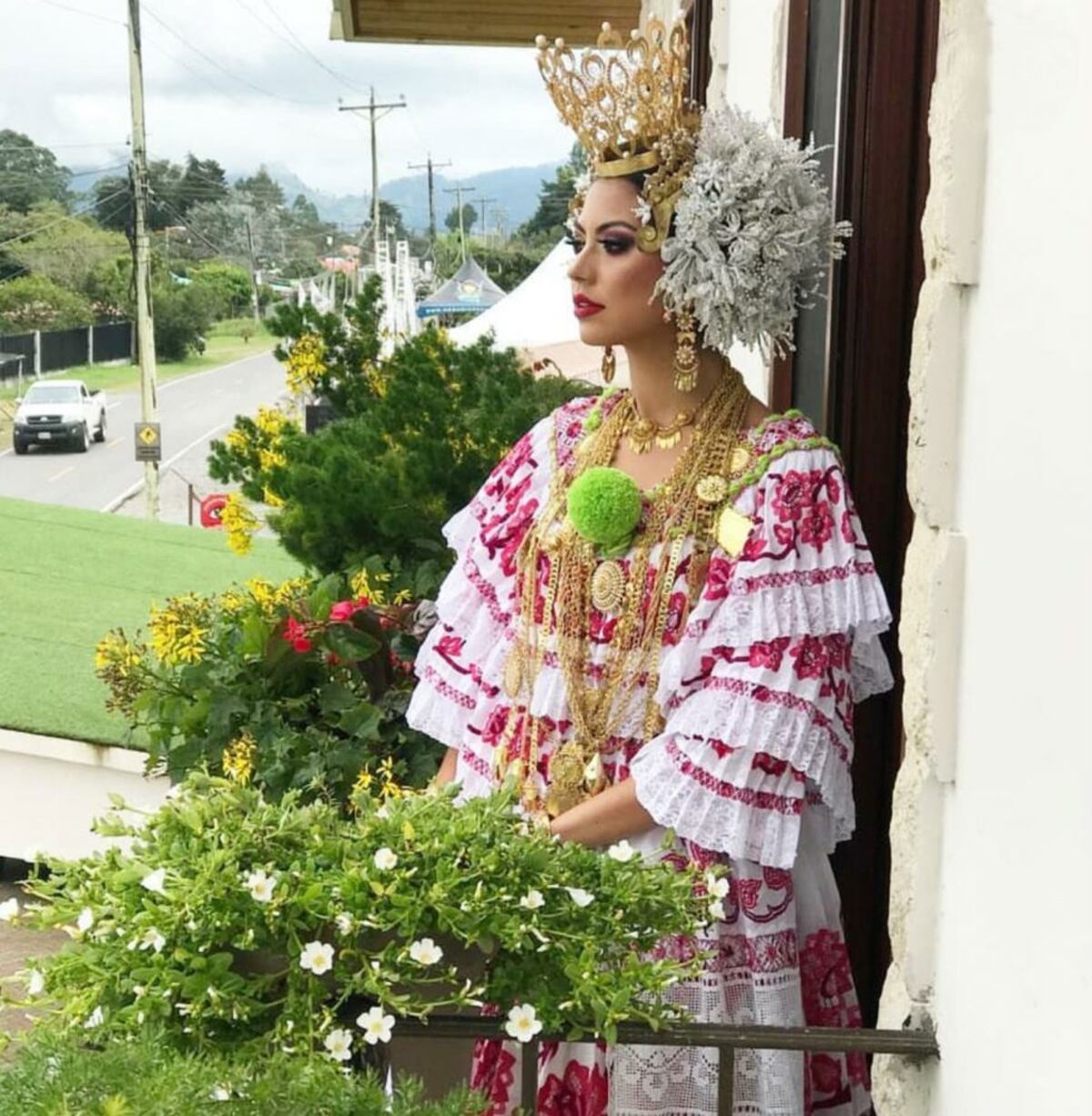 Rosa Montezuma se viste de pollera