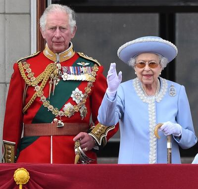 La reina Isabel II celebra su Jubileo de Platino reuniendo a todos los miembros de la familia real (incluido Harry y Meghan)