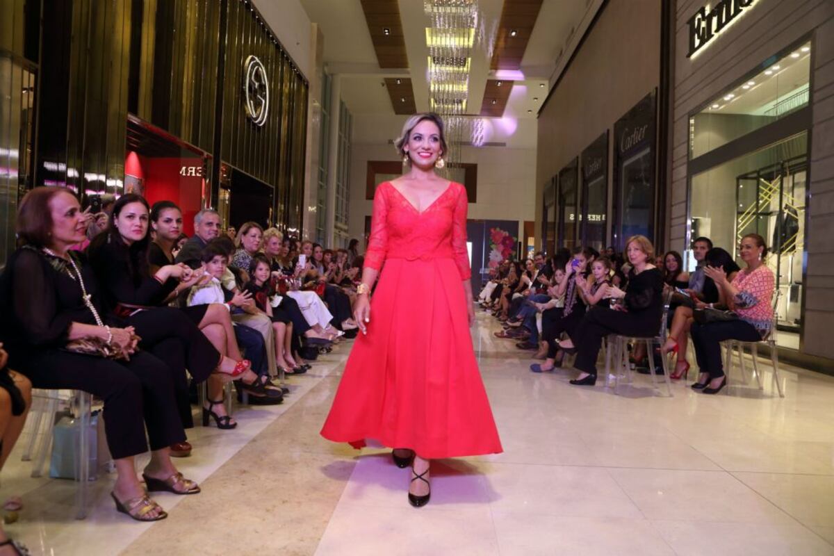 Traje largo y coraje en pasarela de Multiplaza