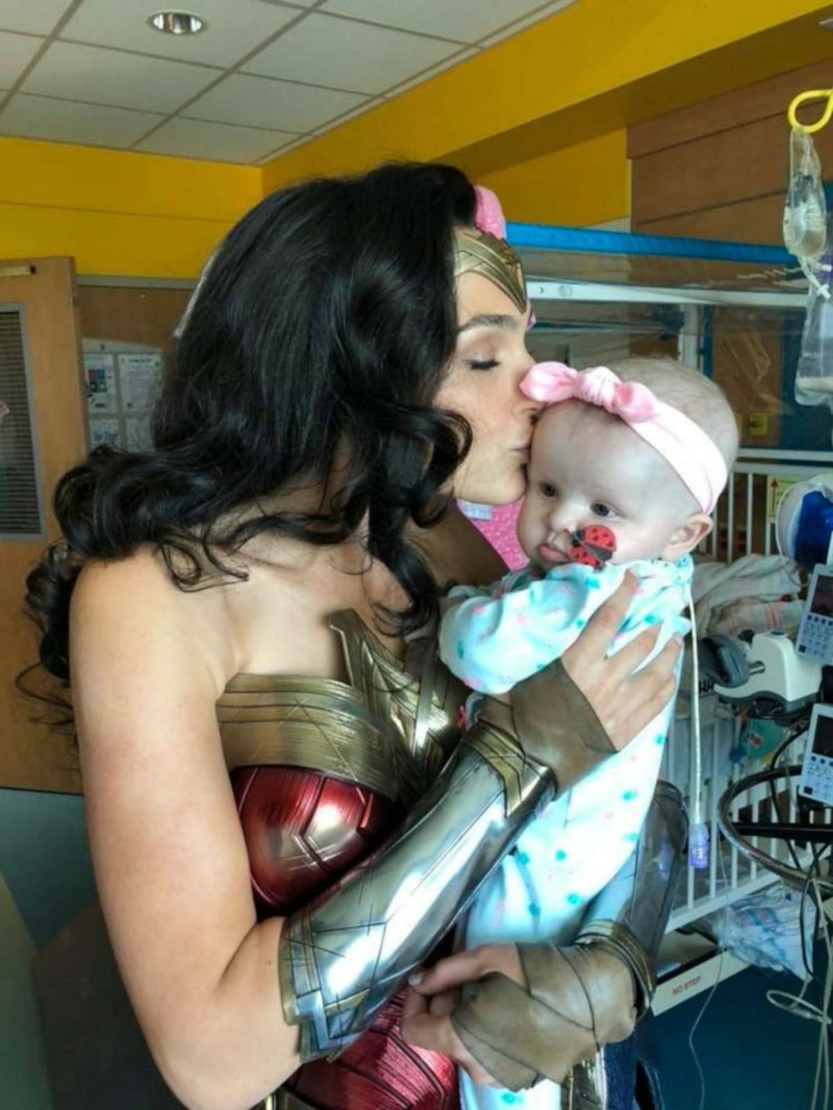 Gal Gadot, vestida de Mujer Maravilla, visita a niños en un hospital