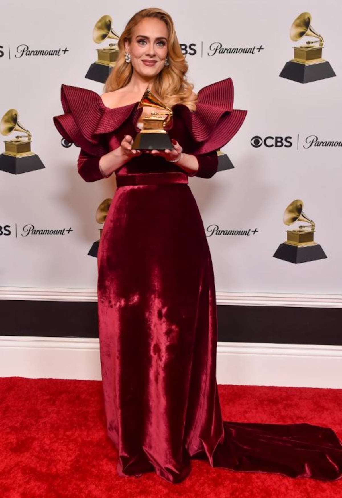 Glamour, elegancia y sobre todo exceso en la alfombra roja de los Grammy. ¡Todos los looks!