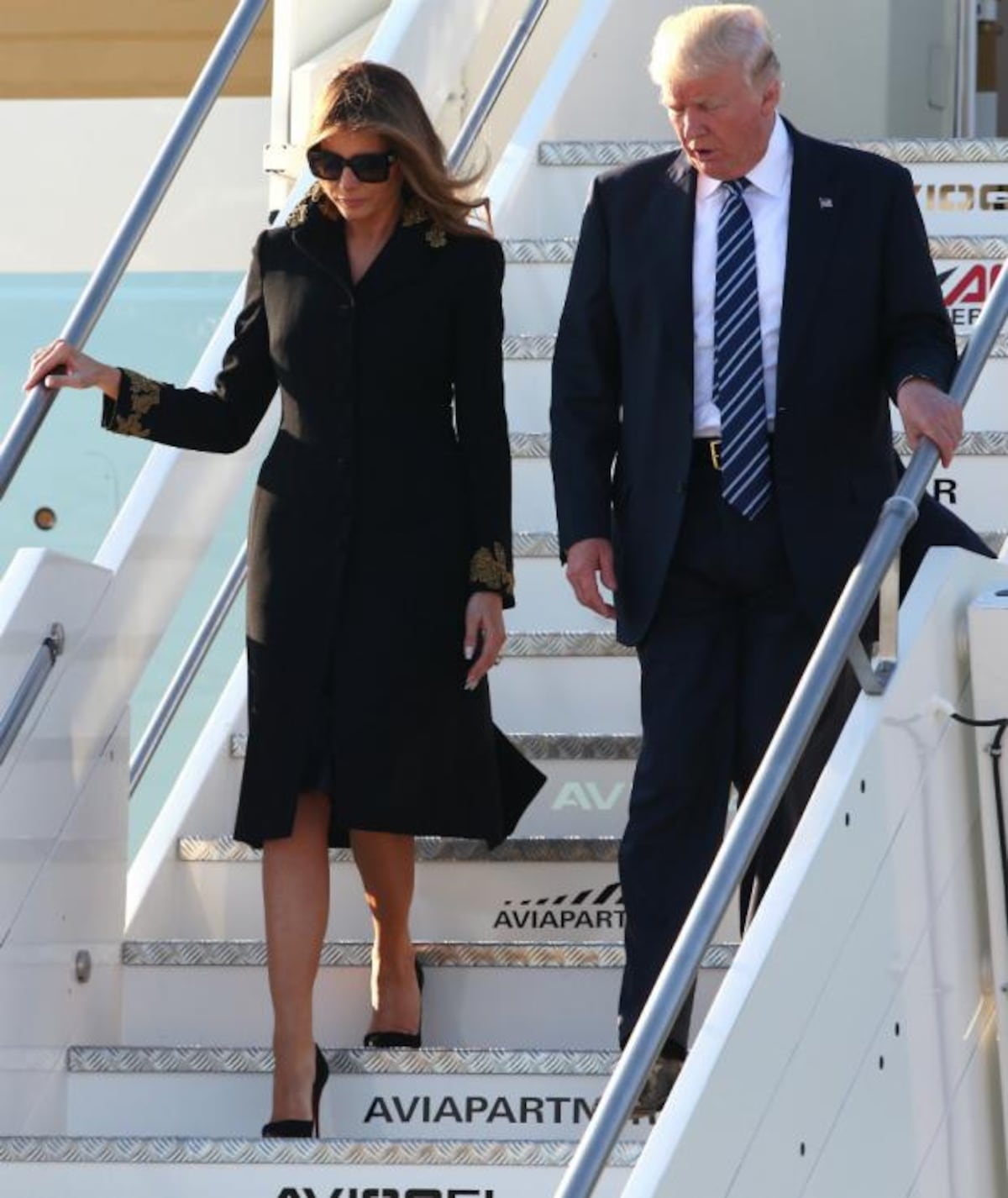 Los controversiales atuendos de Melania Trump en su primera gira como primera dama