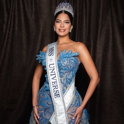 El vestido hecho por manos gunas e inspirado en nuestros mares de Sheynnis Palacios en la final de Miss Universe Panamá