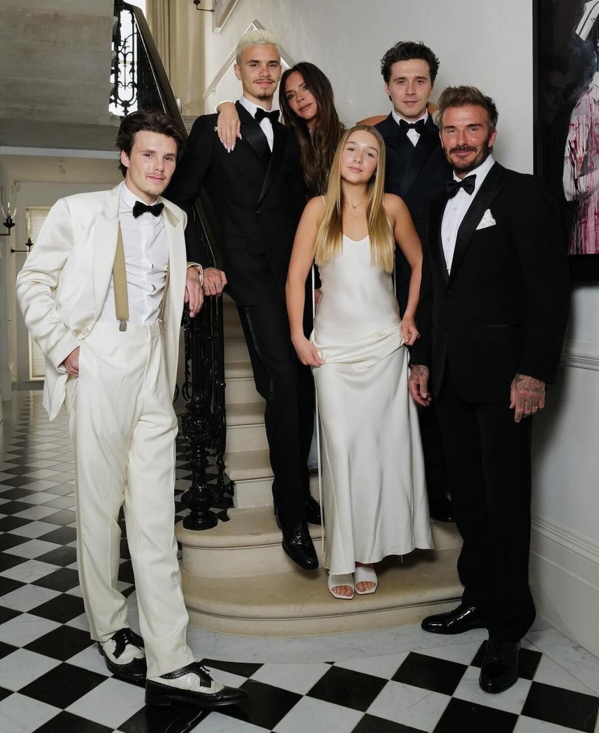 Un desfile de celebridades en el cumpleaños 50 de Victoria Beckham