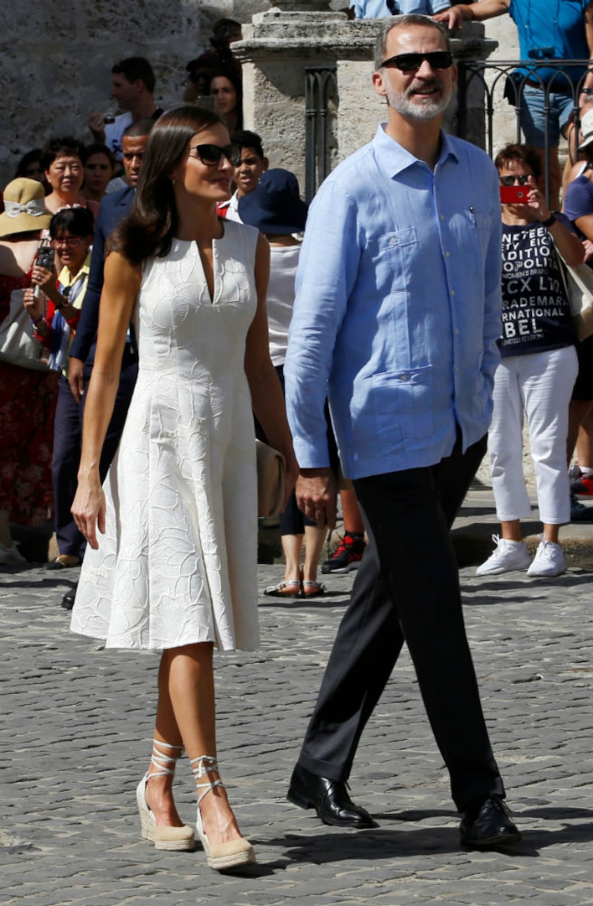 Felipe, de guayabera, y Letizia, de Carolina Herrera, en La Habana Vieja