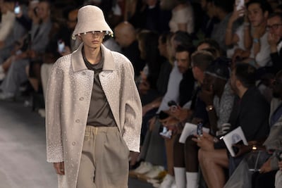 Dior muestra su lado artístico y animal para la moda masculina de París