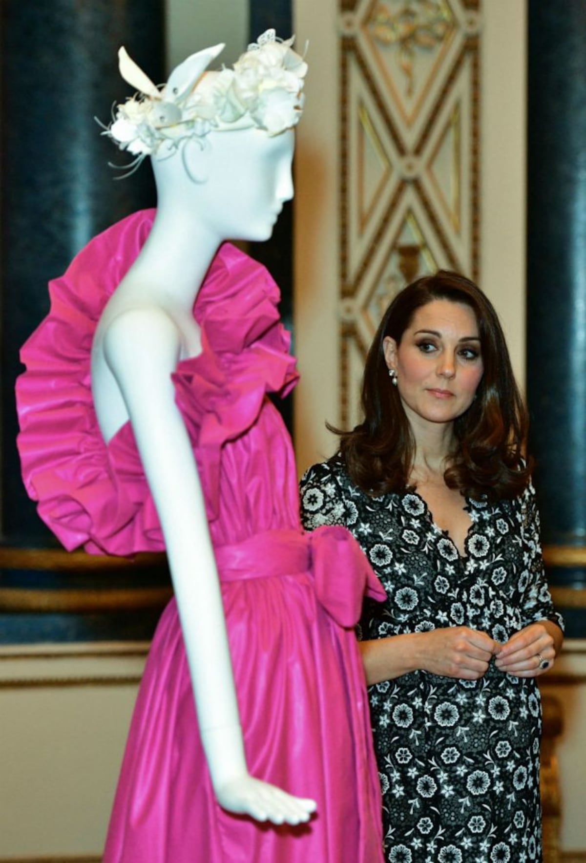 Kate Middleton luce su barriguita en un encuentro de moda en Londres