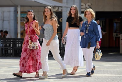 Tarde de chicas: la reina Letizia y sus hijas con la reina Sofía en Palma de Mallorca