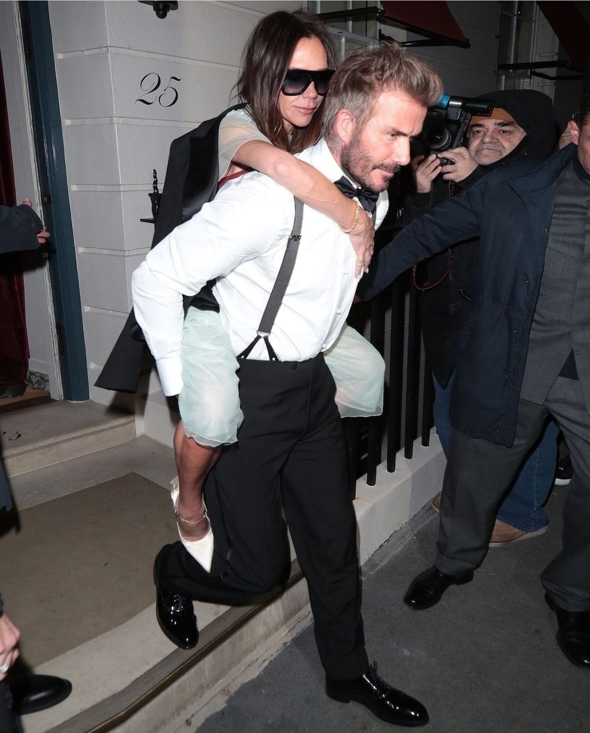 Un desfile de celebridades en el cumpleaños 50 de Victoria Beckham