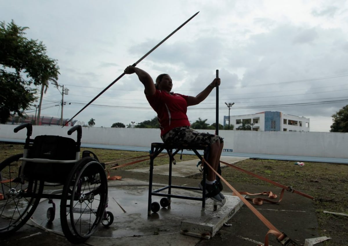 Una estrella paralímpica sobre ruedas moradas y con nombre de Panamá