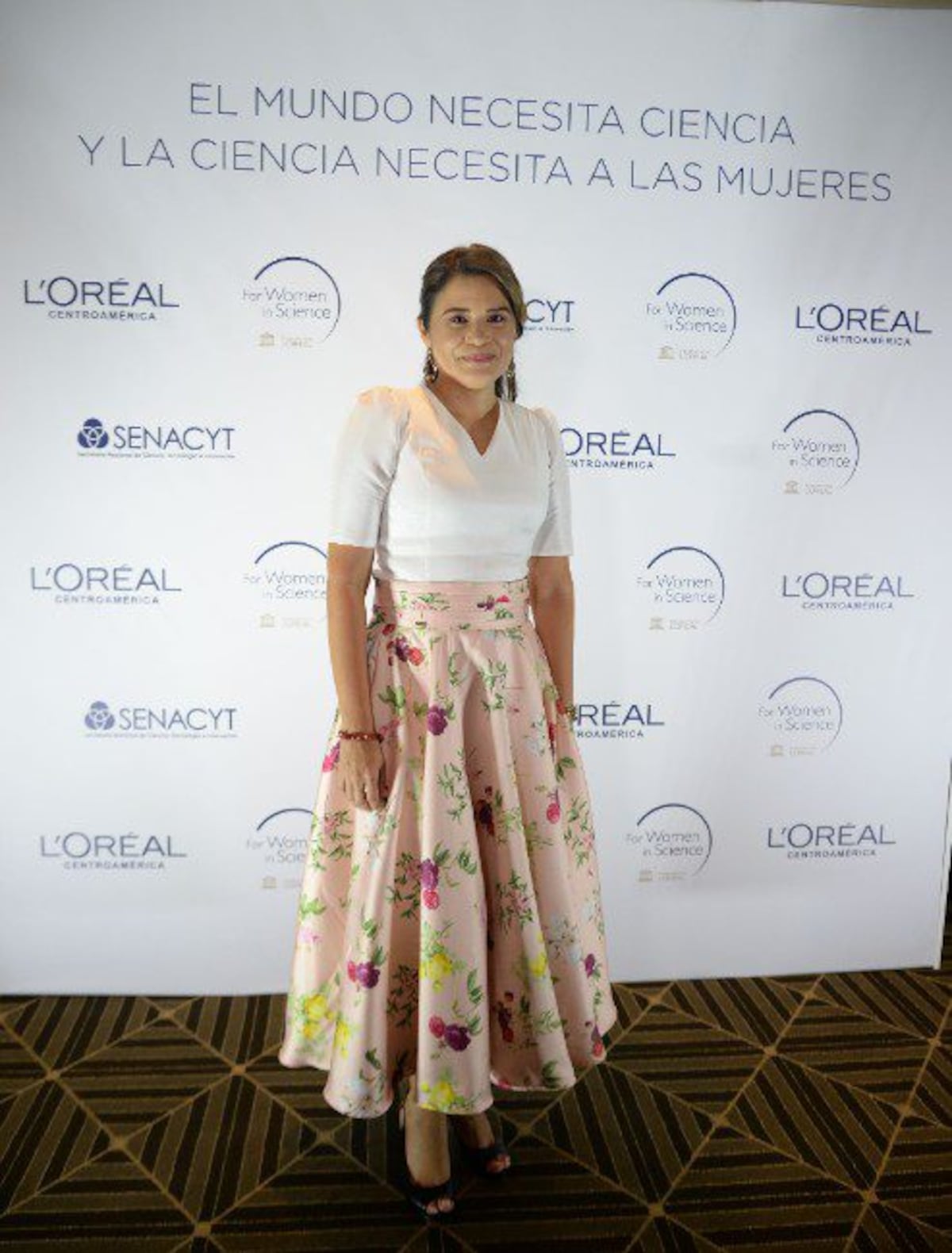 Dafni Mora recibe el premio Por las Mujeres en la Ciencia