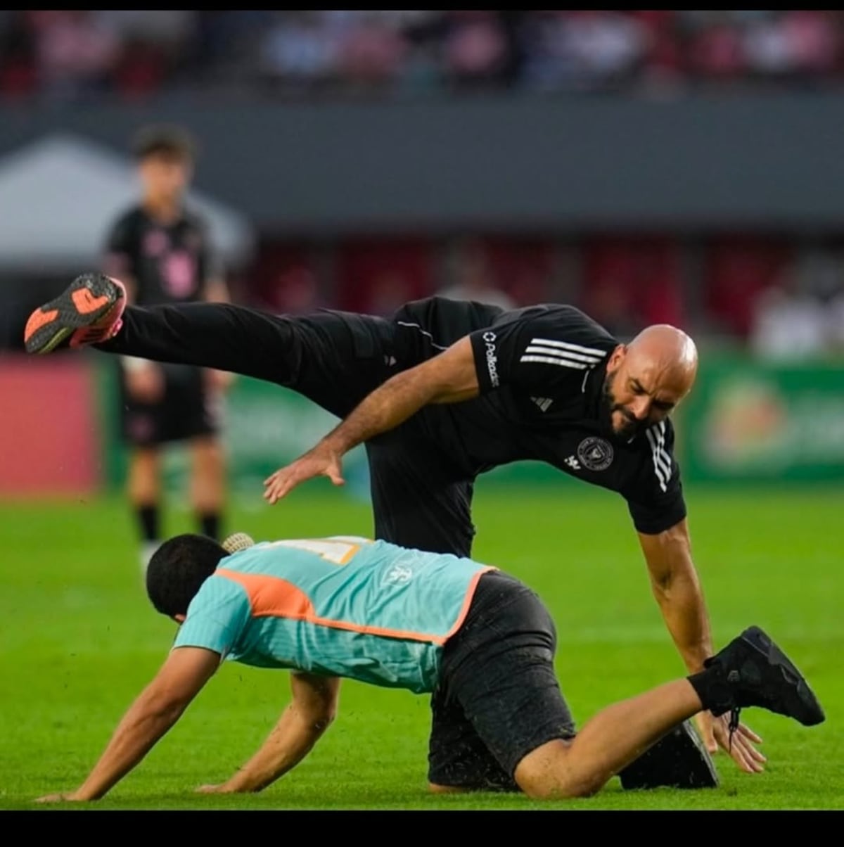 Él es Yassine Cheuko, el guardaespaldas de Messi que fue derribado por un fanático en Panamá