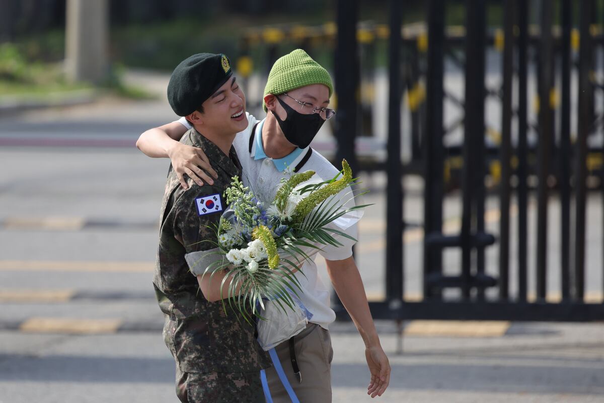 Jin se convierte en el primer miembro de BTS en completar su servicio militar obligatorio