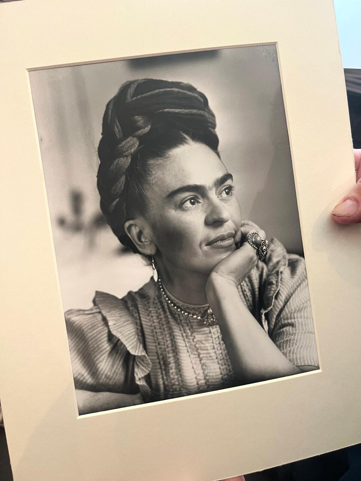 Una serie de fotos desconocidas de Frida Kahlo se exponen en Nueva York