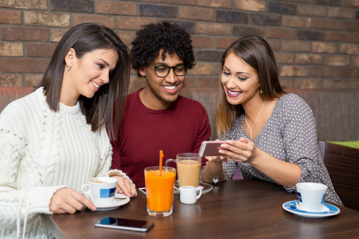 Amigos interesantes en tres pasos