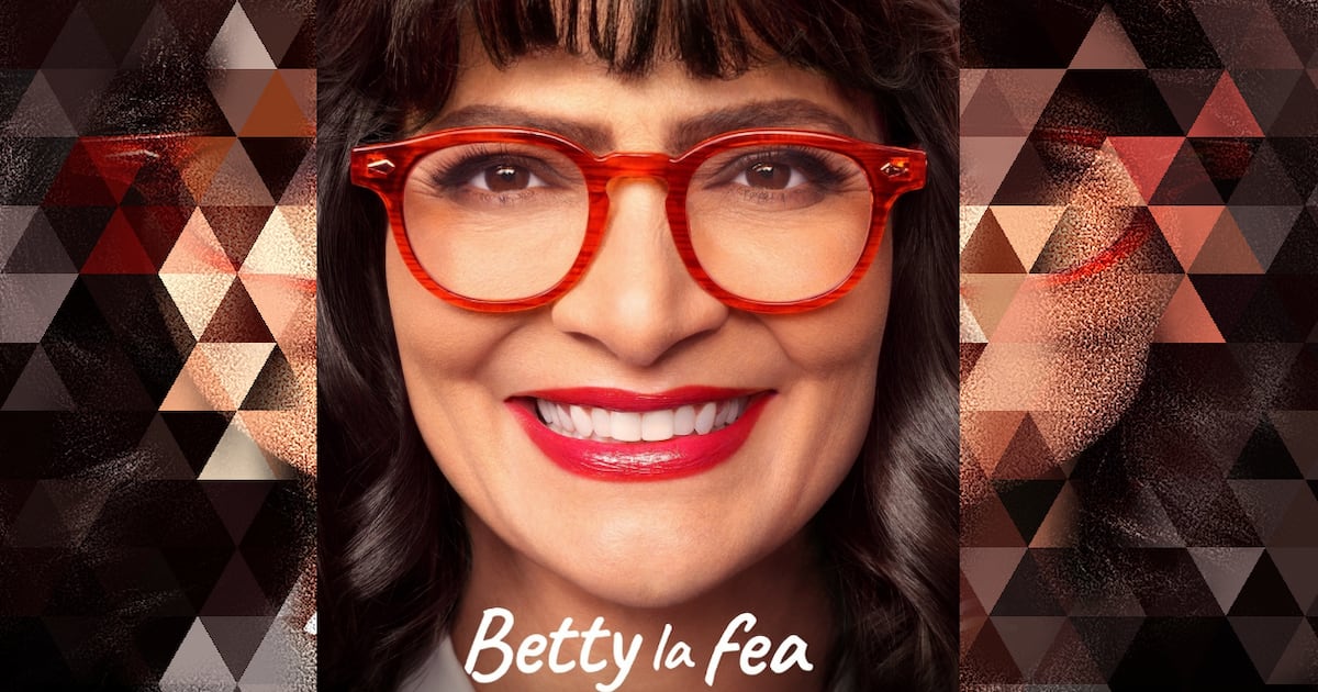 Betty, La Fea (de nuevo con gafas y galluza) ya tiene fecha de estreno de su nueva serie