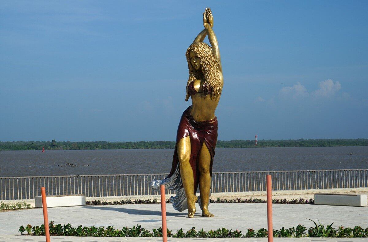 6 metros de bronce y una falda que se convierte en olas: así es la estatua de Shakira en Barranquilla