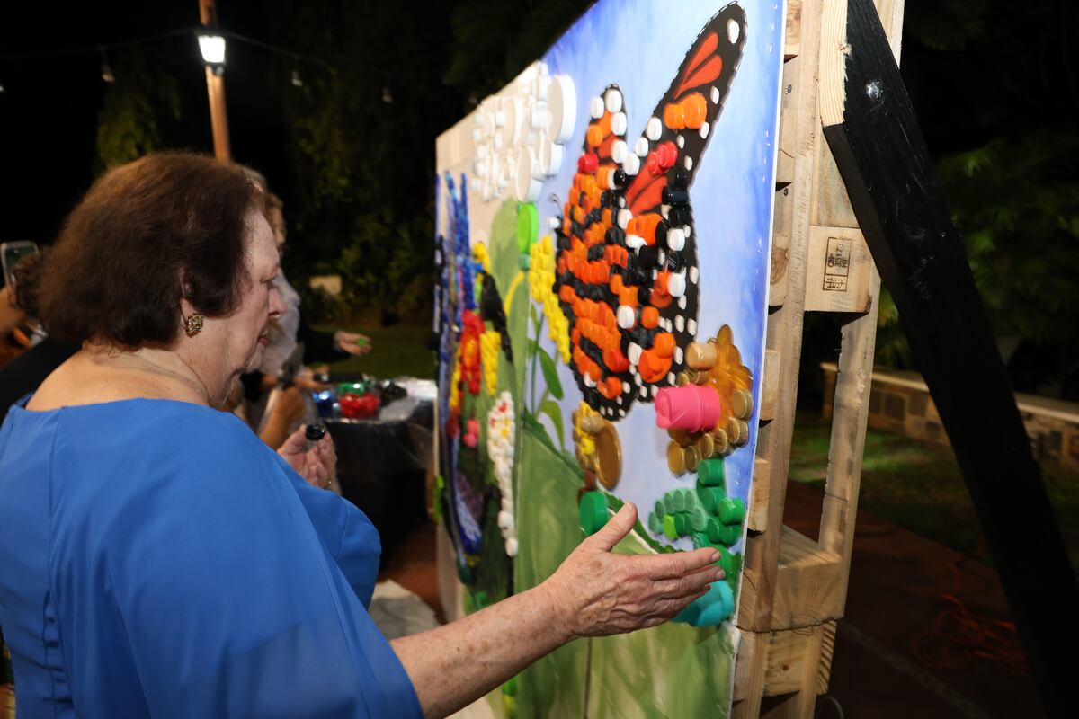 Exhibición de arte en la embajada de Estados Unidos en Panamá guiada por estudiantes panameños 