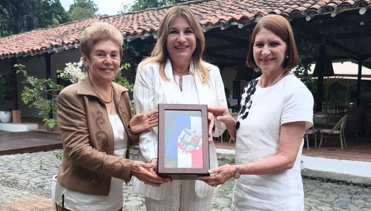 Maricel, Marta y Mireya reciben en Colombia la banda presidencial que usará Mulino en la toma de posesión