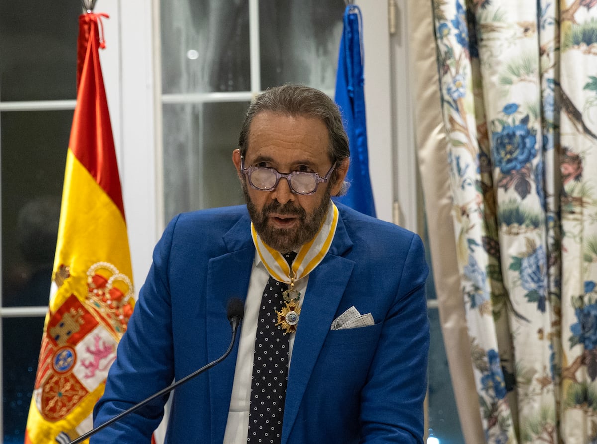 Juan Luis Guerra es condecorado con la Encomienda de la Orden de Isabel la Católica de España