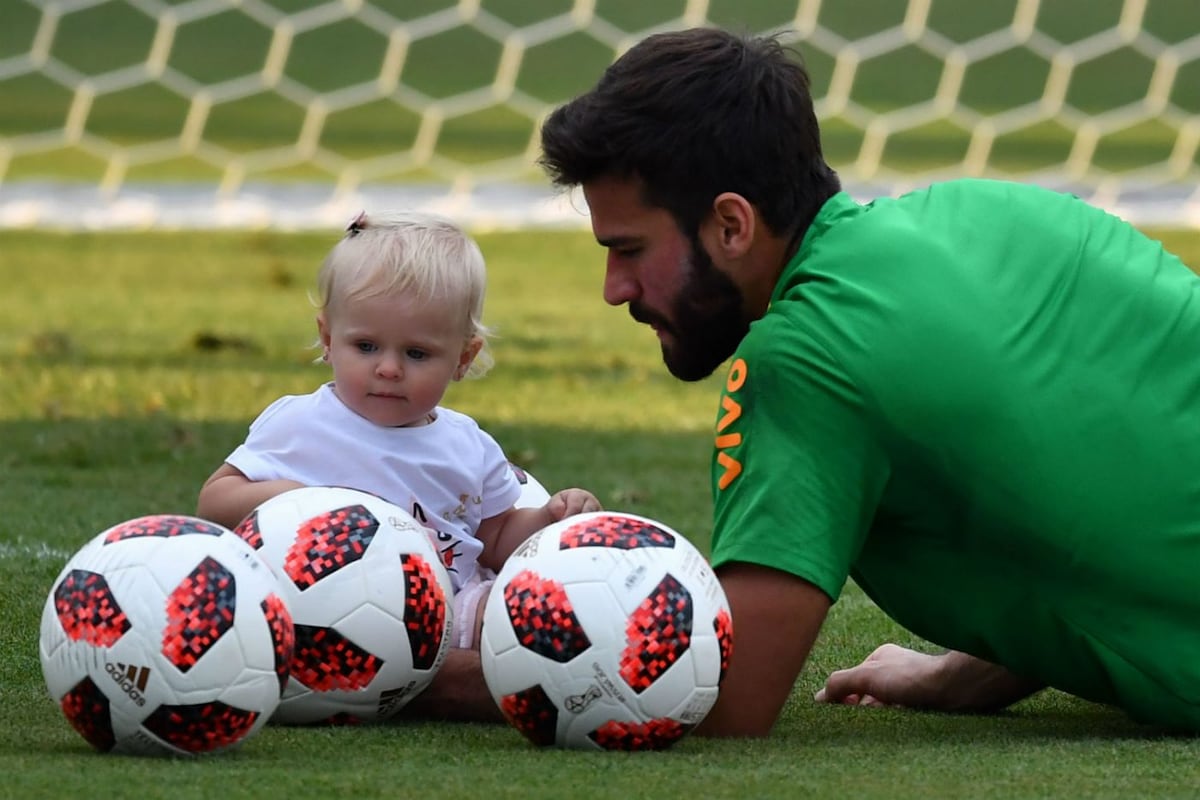 Te enamorarás del guapo portero de Brasil con estas imágenes