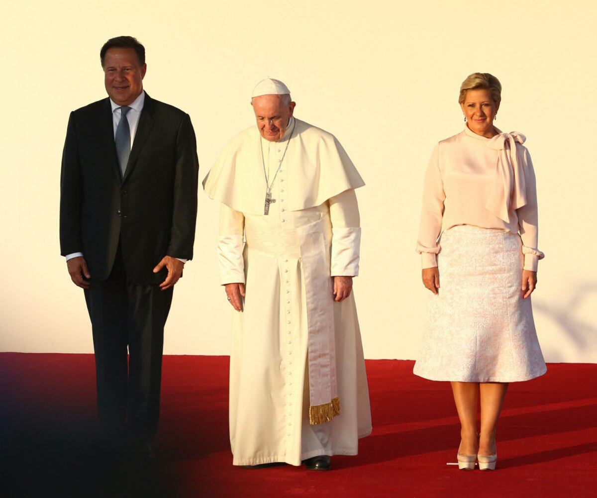 Los atuendos de la primera dama frente al papa