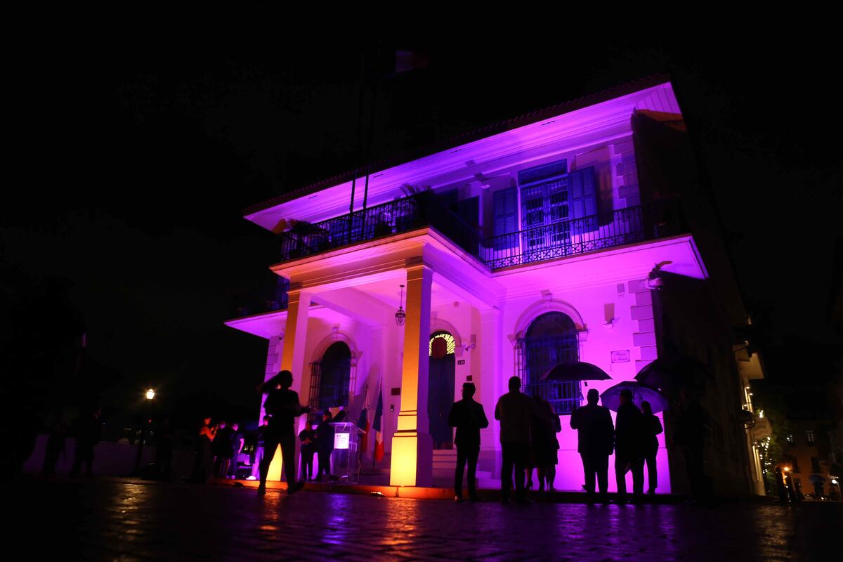 La Embajada de Francia se iluminó con luces moradas y naranjas por el Día Internacional de la No Violencia Contra la Mujer