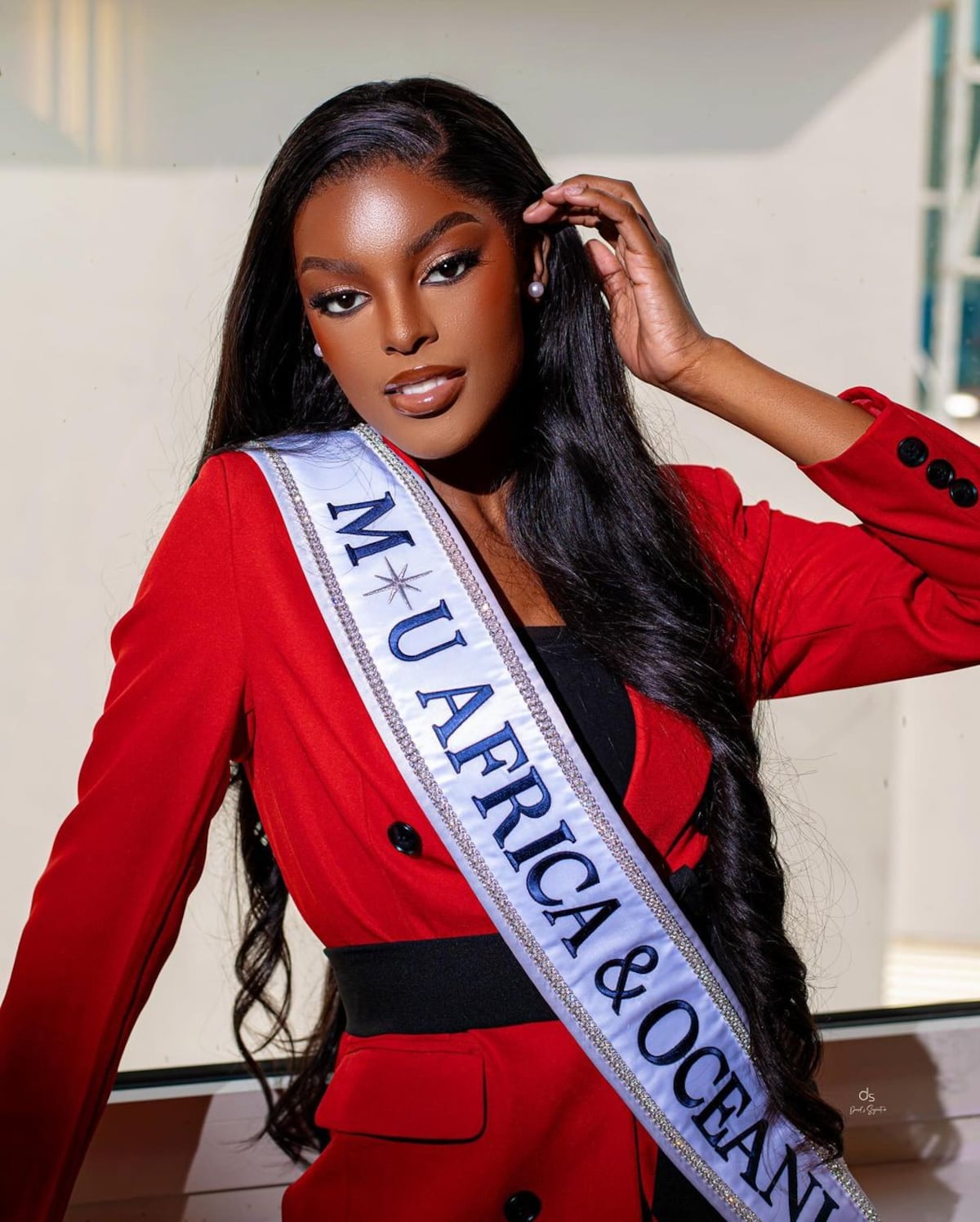 Una reina entre tambores africanos: Miss Nigeria es recibida en su país luego de Miss Universo