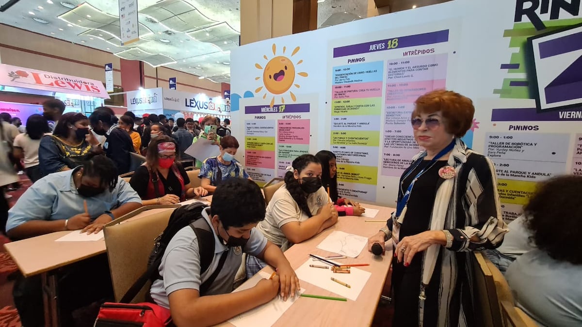 La pintora Berta Polo presentó su libro Huellas del Pincel y ofreció un taller a jóvenes en la Feria del Libro 