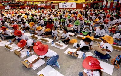  Olga Sinclair invita a donar a favor de más talleres de pintura masivos para niños 