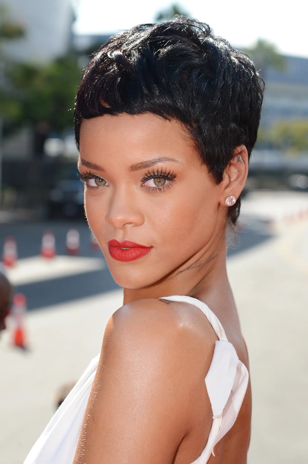 Rulitos cortos y dorados: Rihanna luce su cabello natural en el lanzamiento de Fenty Hair