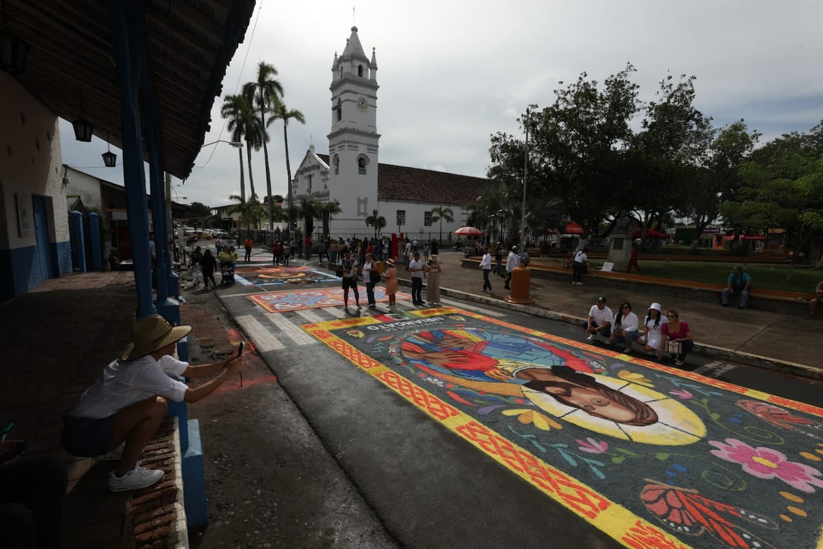 Alfombras de sal de colores listas para la Fiesta del Corpus Christi en La Villa de Los Santos