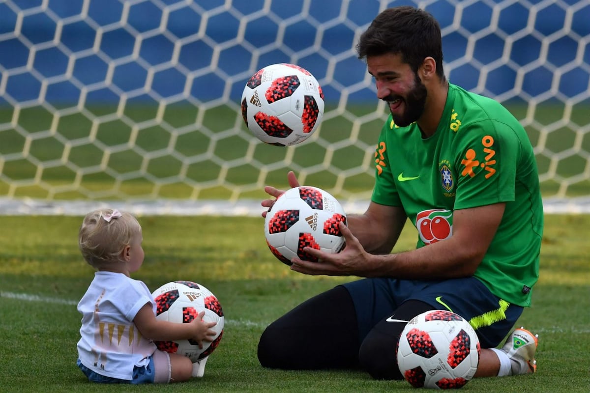 Te enamorarás del guapo portero de Brasil con estas imágenes