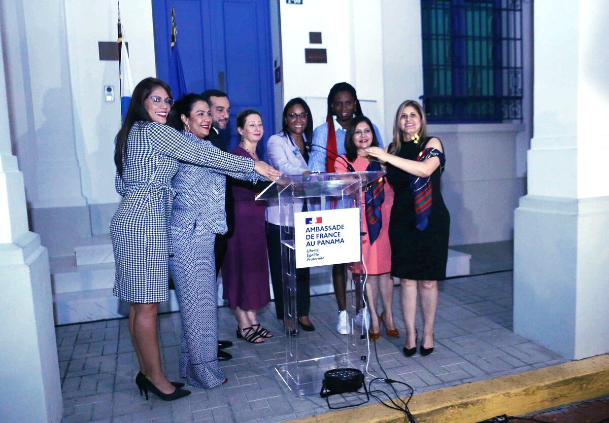 La Embajada de Francia se iluminó con luces moradas y naranjas por el Día Internacional de la No Violencia Contra la Mujer