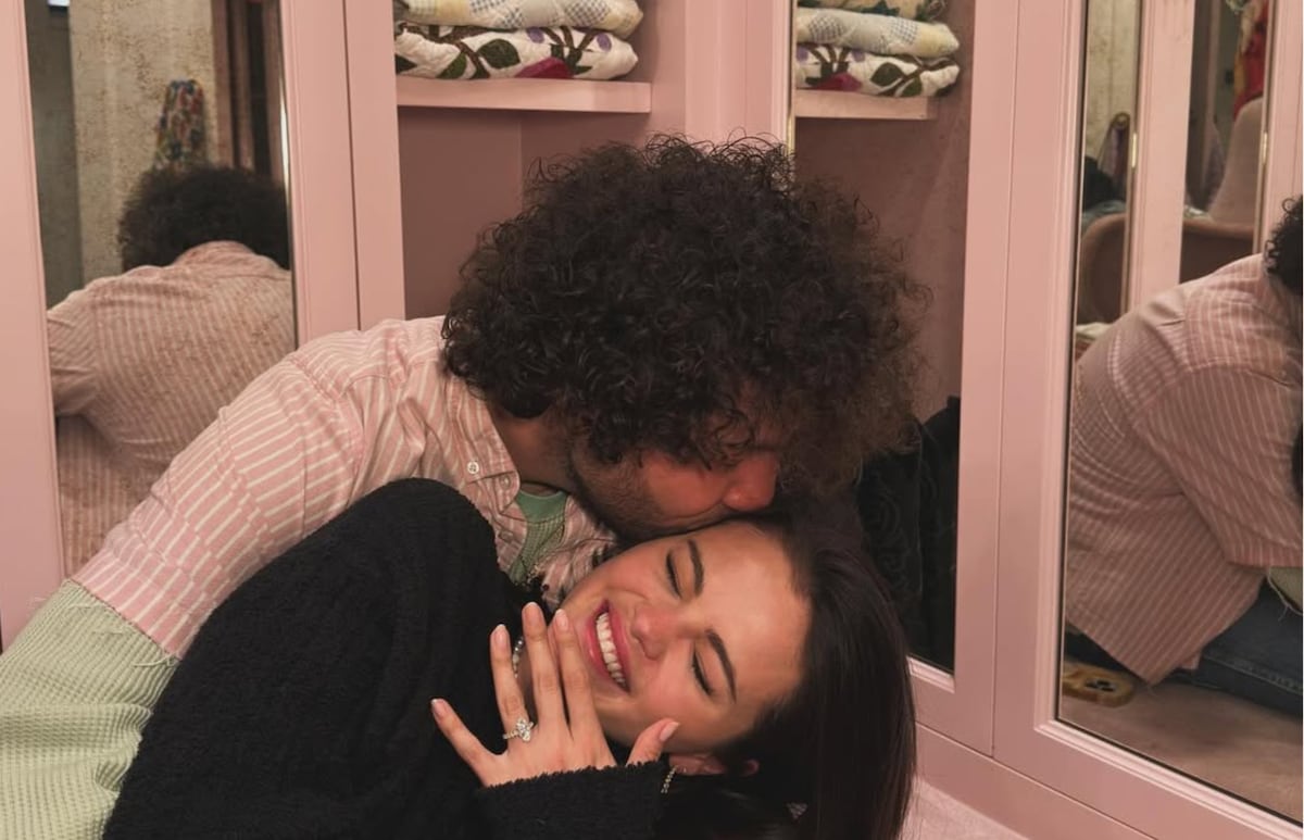 Selena Gómez se compromete con su novio Benny Blanco en un romántico picnic nocturno 