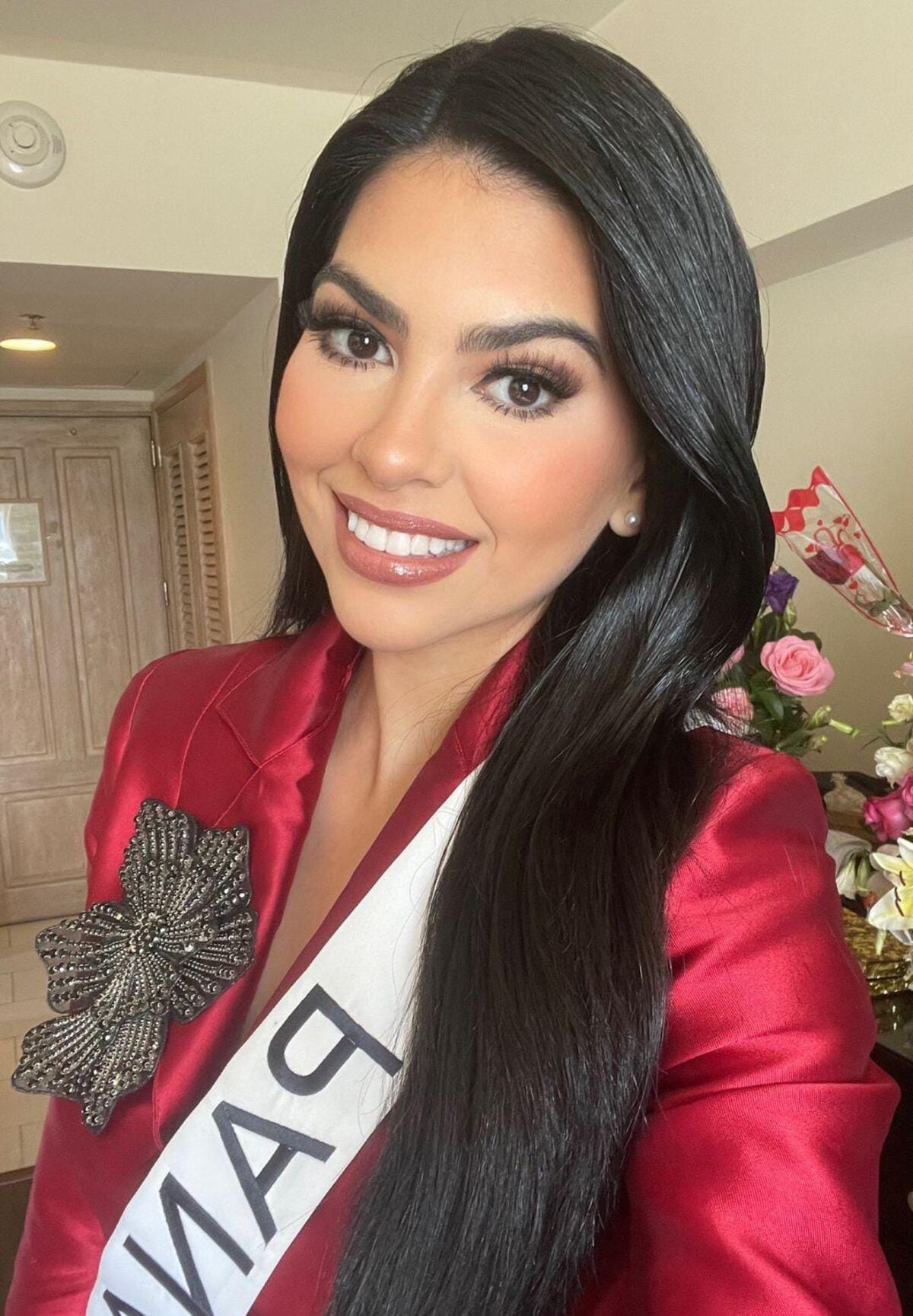 De rojo y llevando un broche de Santa Librada, así lució Natasha Vargas para su entrevista con el jurado de Miss Universo