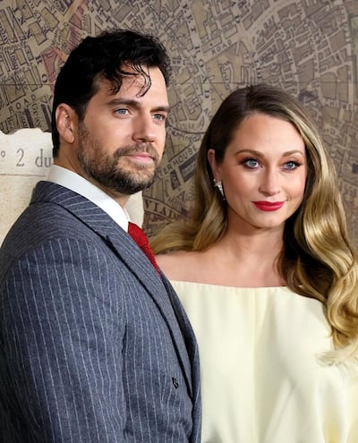 El actor Henry Cavill presenta a su novia en la alfombra roja