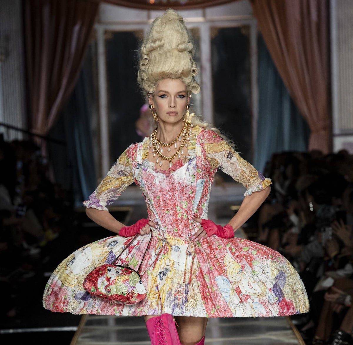 Si eres fanático de la serie Bridgerton, esta colección de Moschino te va a encantar 