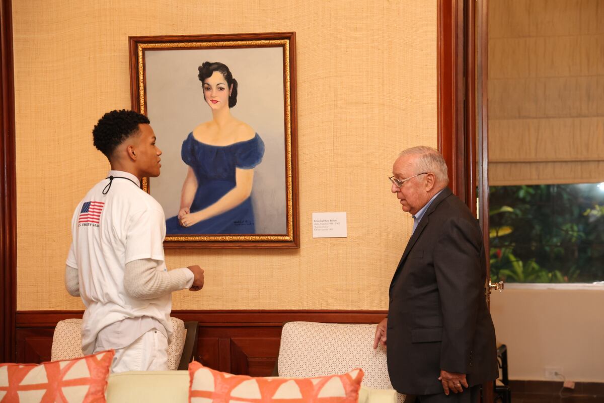 Exhibición de arte en la embajada de Estados Unidos en Panamá guiada por estudiantes panameños 